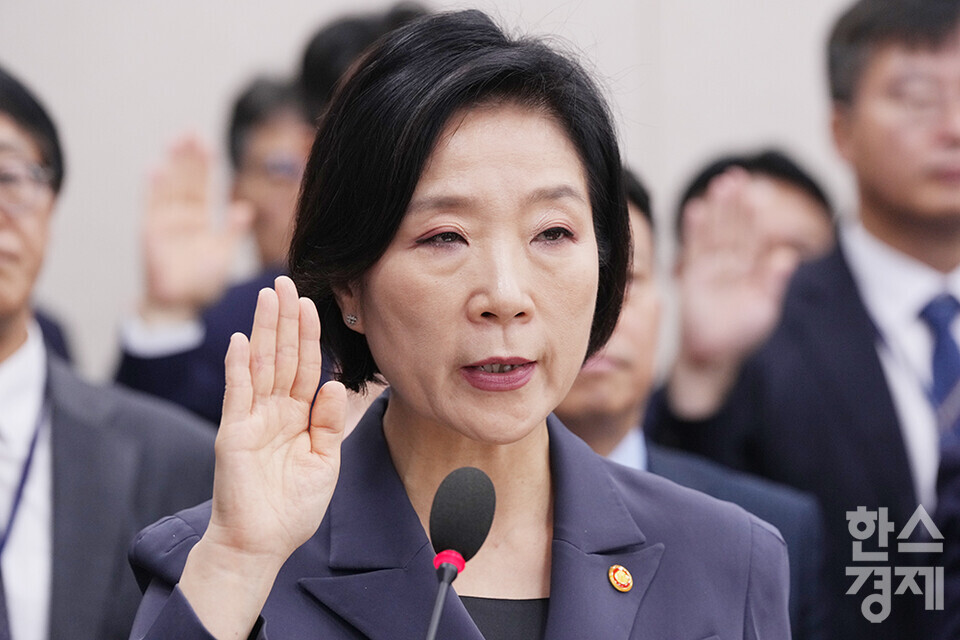 8일 서울 여의도 국회에서 산업통상자원중소벤처기업위원회 국정감사가 열리고 있다. 오영주 중소벤처기업부 장관이 증인선서를 하고 있다. /최대성 기자 dpdaesung@sporbiz.co.kr 2024.10.08.