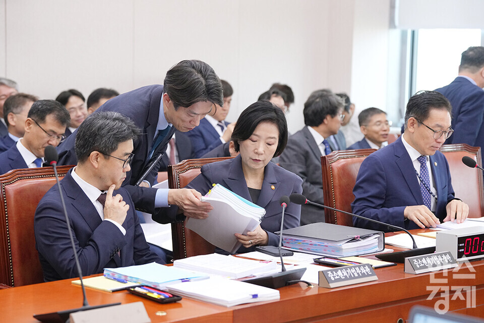 8일 서울 여의도 국회에서 산업통상자원중소벤처기업위원회 국정감사가 열리고 있다. 오영주 중소벤처기업부 장관이 감사 준비를 하고 있다. /최대성 기자 dpdaesung@sporbiz.co.kr 2024.10.08.