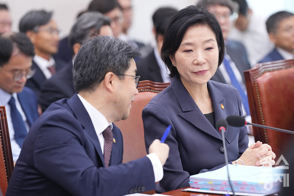 8일 서울 여의도 국회에서 산업통상자원중소벤처기업위원회 국정감사가 열리고 있다. 오영주 중소벤처기업부 장관이 감사 준비를 하고 있다. /최대성 기자 dpdaesung@sporbiz.co.kr 2024.10.08.