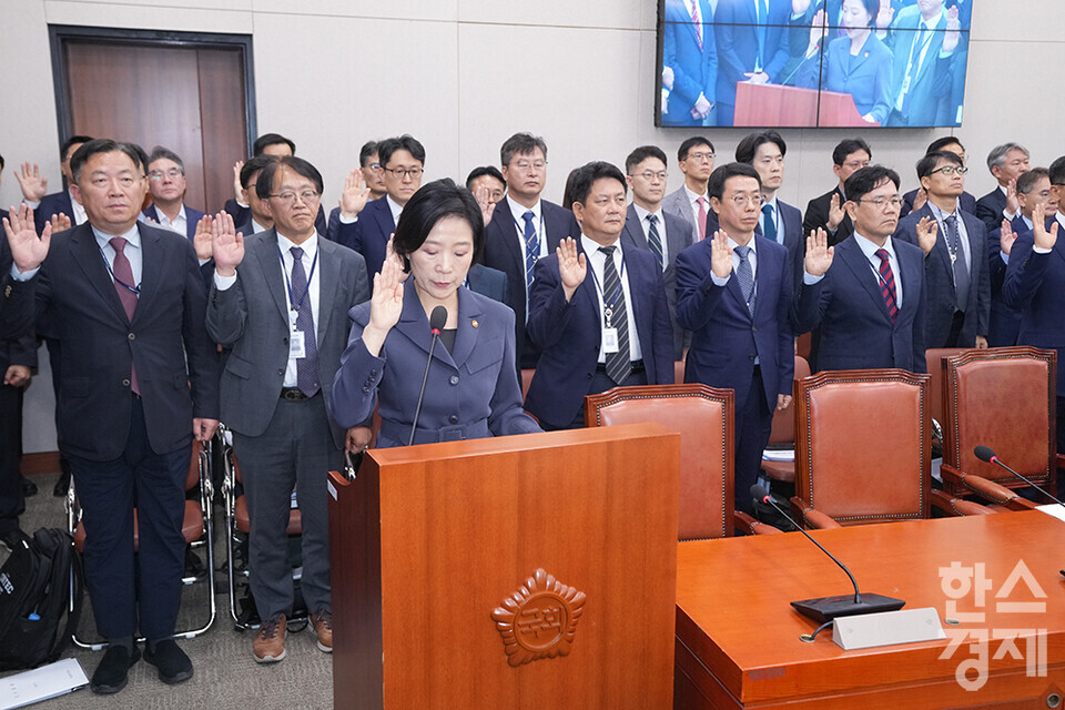 8일 서울 여의도 국회에서 산업통상자원중소벤처기업위원회 국정감사가 열리고 있다. 오영주 중소벤처기업부 장관이 증인선서를 하고 있다. /최대성 기자 dpdaesung@sporbiz.co.kr 2024.10.08.