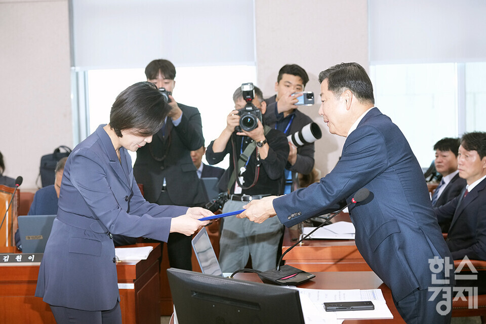 8일 서울 여의도 국회에서 산업통상자원중소벤처기업위원회 국정감사가 열리고 있다. 오영주 중소벤처기업부 장관이 선서문을 이철규 위원장에게 전달하고 있다. /최대성 기자 dpdaesung@sporbiz.co.kr 2024.10.08.