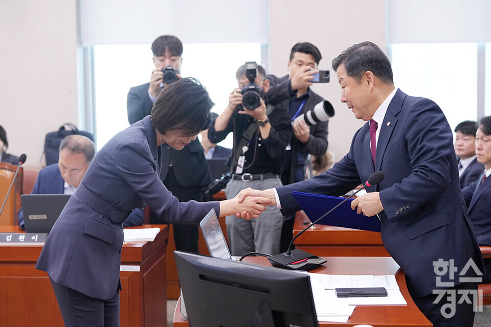 8일 서울 여의도 국회에서 산업통상자원중소벤처기업위원회 국정감사가 열리고 있다. 오영주 중소벤처기업부 장관이 선서문을 이철규 위원장에게 전달한 후 악수하고 있다. /최대성 기자 dpdaesung@sporbiz.co.kr 2024.10.08.