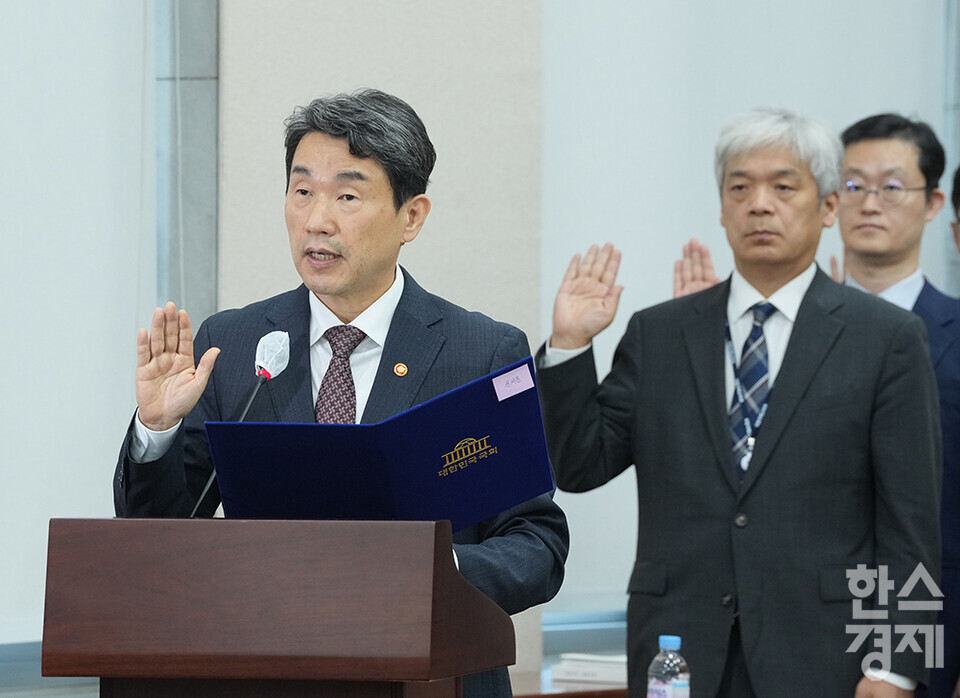 이주호 사회부총리 겸 교육부 장관이 8일 서울 여의도 국회에서 열린 교육위원회 국정감사에 출석해 증인선서를 하고 있다. /최대성 기자 dpdaesung@sporbiz.co.kr 2024.10.08.