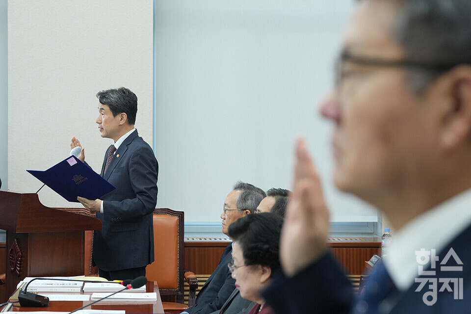 이주호 사회부총리 겸 교육부 장관이 8일 서울 여의도 국회에서 열린 교육위원회 국정감사에 출석해 증인선서를 하고 있다. /최대성 기자 dpdaesung@sporbiz.co.kr 2024.10.08.