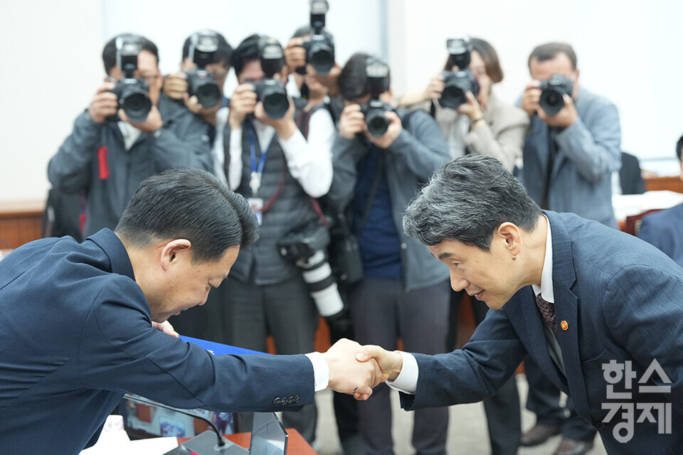 이주호 사회부총리 겸 교육부 장관이 8일 서울 여의도 국회에서 열린 교육위원회 국정감사에 출석해 증인선서문을 김영호 위원장에게 제출한 후 악수하고 있다. /최대성 기자 dpdaesung@sporbiz.co.kr 2024.10.08.