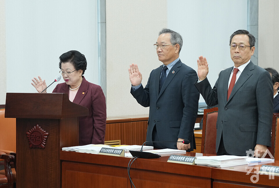 이배용 국가교육위원회 위원장이 8일 서울 여의도 국회에서 열린 교육위원회 국정감사에 출석해 증인선서를 하고 있다. /최대성 기자 dpdaesung@sporbiz.co.kr 2024.10.08.