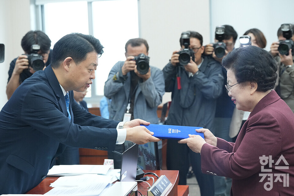 이배용 국가교육위원회 위원장이 8일 서울 여의도 국회에서 열린 교육위원회 국정감사에 출석해 증인선서문을 김영호 위원장에게 제출하고 있다. /최대성 기자 dpdaesung@sporbiz.co.kr 2024.10.08.