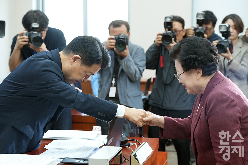 이배용 국가교육위원회 위원장이 8일 서울 여의도 국회에서 열린 교육위원회 국정감사에 출석해 증인선서문을 김영호 위원장에게 제출한 후 악수하고 있다. /최대성 기자 dpdaesung@sporbiz.co.kr 2024.10.08.