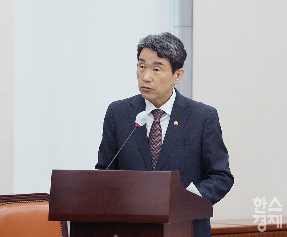 이주호 사회부총리 겸 교육부 장관이 8일 서울 여의도 국회에서 열린 교육위원회 국정감사에 출석해 업무보고를 하고 있다. /최대성 기자 dpdaesung@sporbiz.co.kr 2024.10.08.