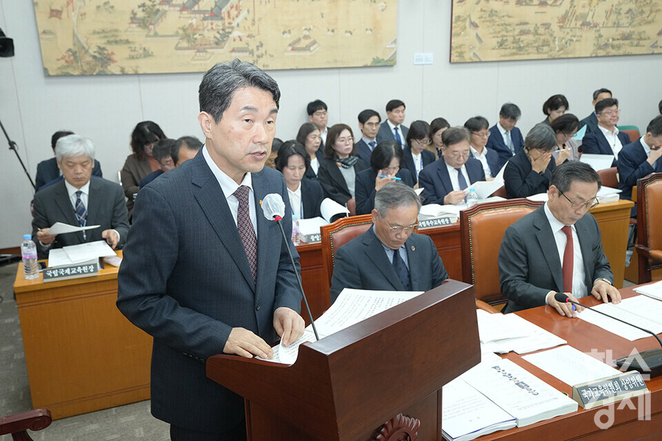 이주호 사회부총리 겸 교육부 장관이 8일 서울 여의도 국회에서 열린 교육위원회 국정감사에 출석해 업무보고를 하고 있다. /최대성 기자 dpdaesung@sporbiz.co.kr 2024.10.08.