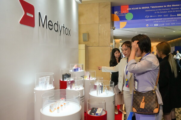 지난 6일 '2024 ICLAS 서울'에 참가한 의료 관계자들이 메디톡스 부스를 관람하고 있다./메디톡스 제공