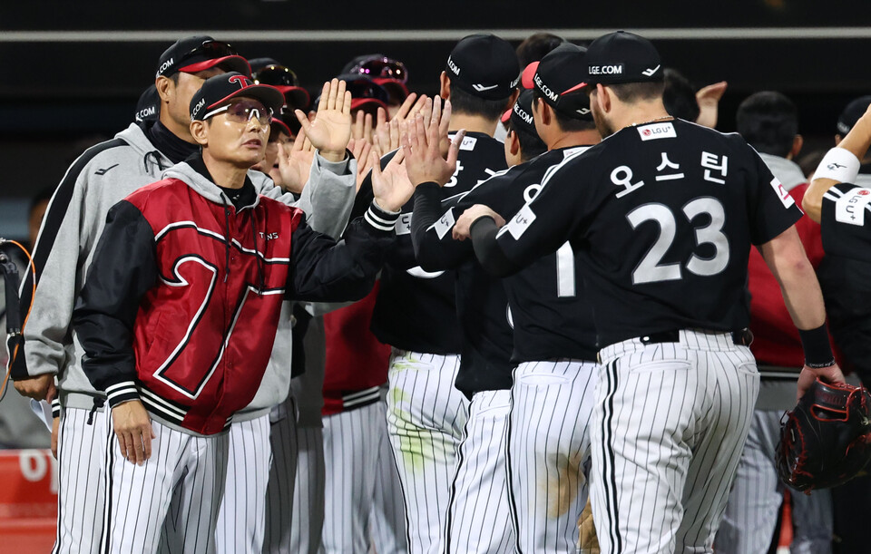 프로야구 LG 트윈스가 준플레이오프 3차전에서 KT 위즈를 6-5로 꺾으며 플레이오프 진출에 1승 만을 남겨뒀다. /연합뉴스