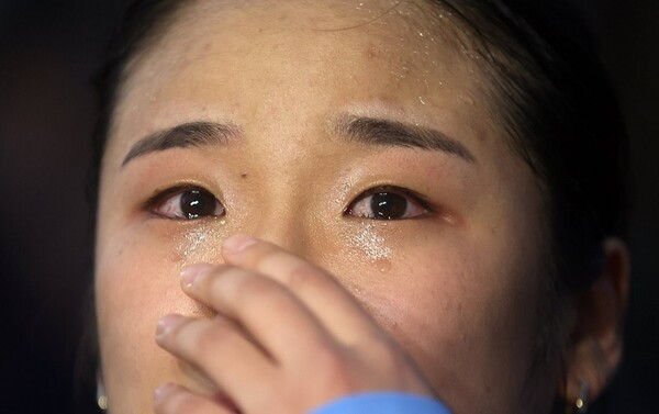 9일 경남 밀양시 밀양배드민턴경기장에서 열린 제105회 전국체육대회 배드민턴 부산 삼성생명 안세영과 인천 인천국제공항 심유진 경기 종료 후 안세영이 취재진과 인터뷰하며 눈물을 흘리고 있다. /연합뉴스