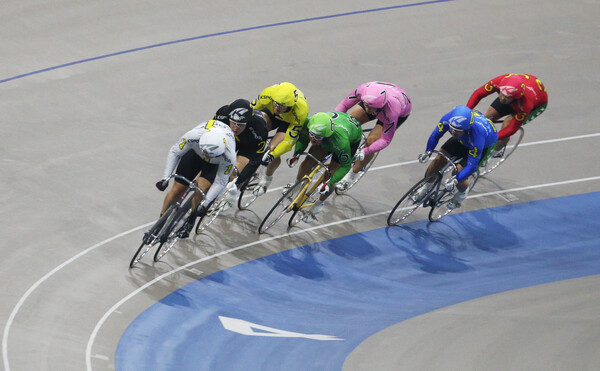 광명스피돔에서 우수급 선수들이 경주를 펼치고 있다. /국민체육진흥공단 제공