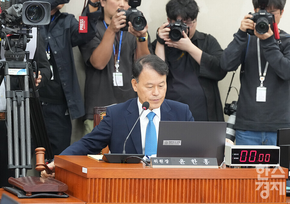 10일 서울 여의도 국회에서 정무위원회의  금융위원회, 한국산업은행, 중소기업은행에 대한 국정감사가 열리고 있다. 윤한홍 위원장이 의사봉을 두드리고 있다. /최대성 기자 dpdaesung@sporbiz.co.kr 2024.10.10.
