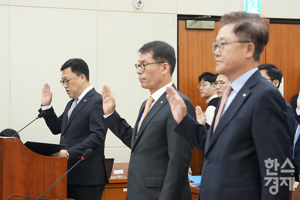 10일 서울 여의도 국회에서 정무위원회의  금융위원회, 한국산업은행, 중소기업은행에 대한 국정감사가 열리고 있다. 김병환 금융위원장이 대표로 증인 선서문을 읽고 있다. /최대성 기자 dpdaesung@sporbiz.co.kr 2024.10.10.