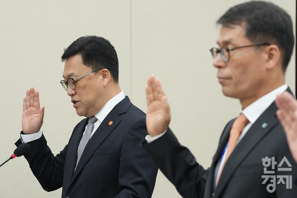 10일 서울 여의도 국회에서 정무위원회의  금융위원회, 한국산업은행, 중소기업은행에 대한 국정감사가 열리고 있다. 김병환 금융위원장이 대표로 증인 선서문을 읽고 있다. /최대성 기자 dpdaesung@sporbiz.co.kr 2024.10.10.