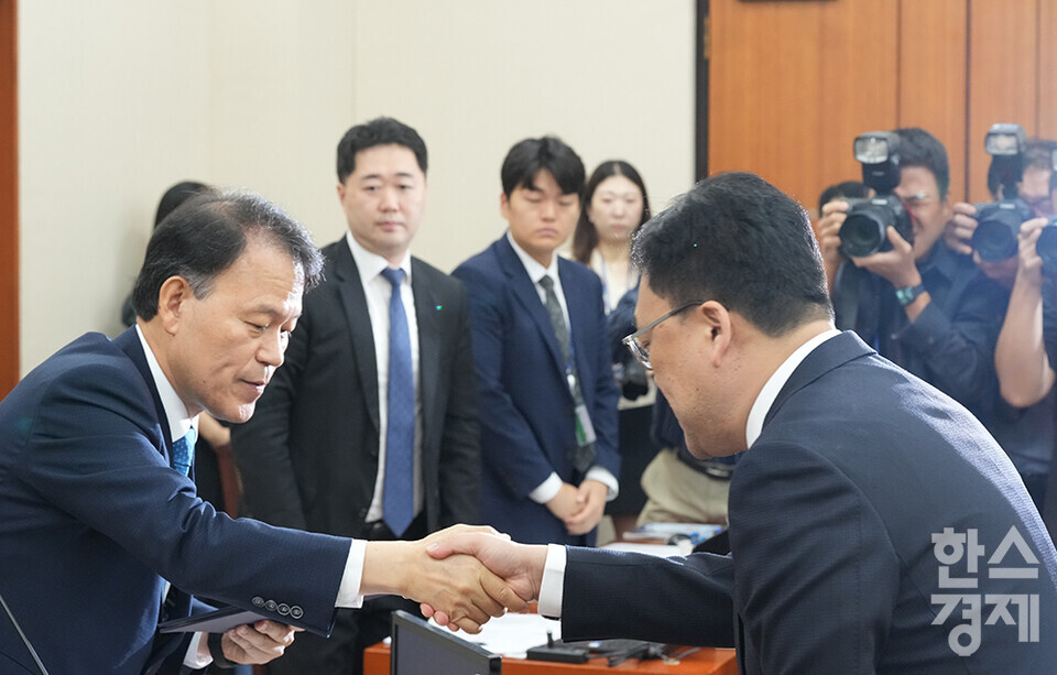 10일 서울 여의도 국회에서 정무위원회의  금융위원회, 한국산업은행, 중소기업은행에 대한 국정감사가 열리고 있다. 김병환 금융위원장이 증인 선서문을 윤한홍 위원장에게 제출하고 있다. /최대성 기자 dpdaesung@sporbiz.co.kr 2024.10.10.