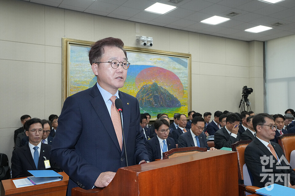 10일 서울 여의도 국회에서 정무위원회의  금융위원회, 한국산업은행, 중소기업은행에 대한 국정감사가 열리고 있다. 강석훈 한국산업은행 회장이 업무보고를 하고 있다. /최대성 기자 dpdaesung@sporbiz.co.kr 2024.10.10.