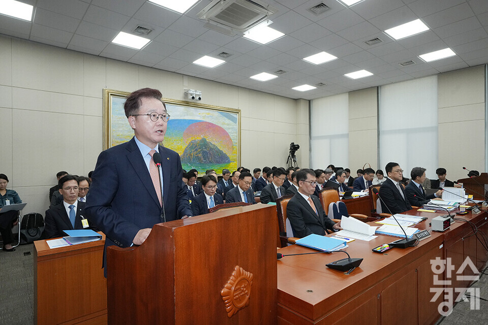 10일 서울 여의도 국회에서 정무위원회의  금융위원회, 한국산업은행, 중소기업은행에 대한 국정감사가 열리고 있다. 강석훈 한국산업은행 회장이 업무보고를 하고 있다. /최대성 기자 dpdaesung@sporbiz.co.kr 2024.10.10.