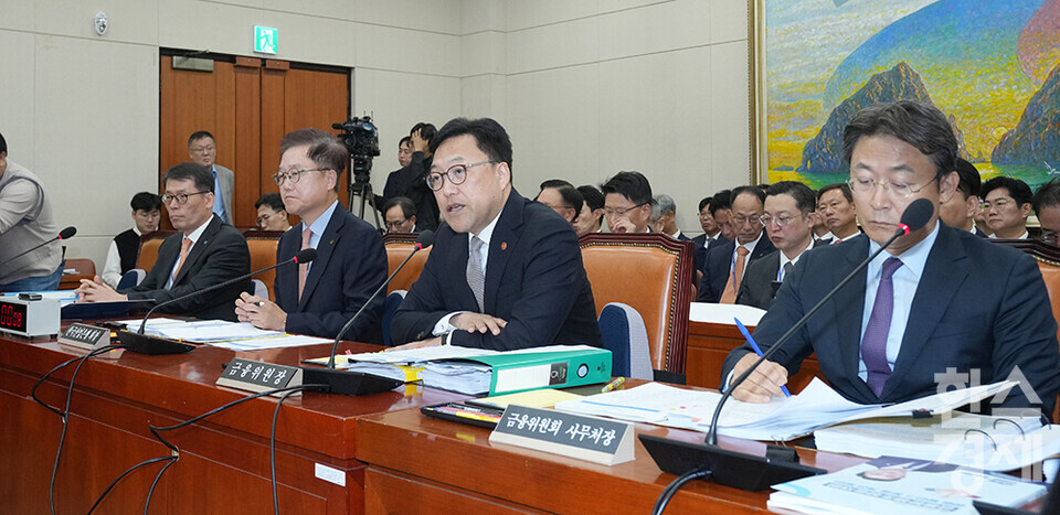 10일 서울 여의도 국회에서 정무위원회의  금융위원회, 한국산업은행, 중소기업은행에 대한 국정감사가 열리고 있다. 김병환 금융위원장이 의원들의 질의에 답변하고 있다. /최대성 기자 dpdaesung@sporbiz.co.kr 2024.10.10.