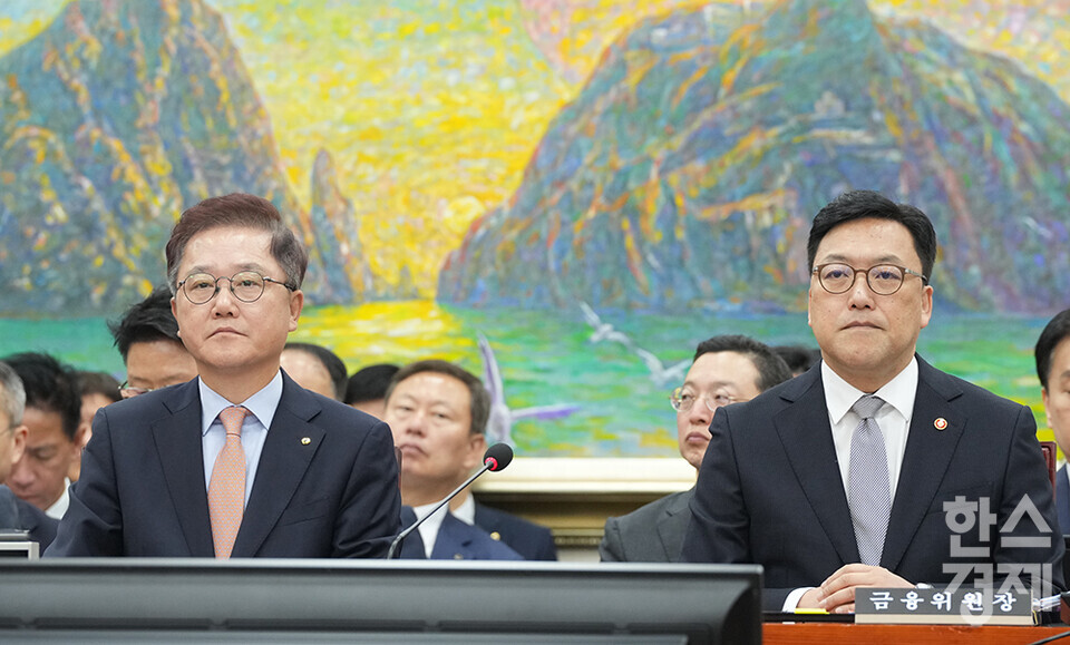 10일 서울 여의도 국회에서 정무위원회의  금융위원회, 한국산업은행, 중소기업은행에 대한 국정감사가 열리고 있다. 강석훈 한국산업은행 회장과 김병환 금융위원장이 의원 질의를 듣고 있다. /최대성 기자 dpdaesung@sporbiz.co.kr 2024.10.10.