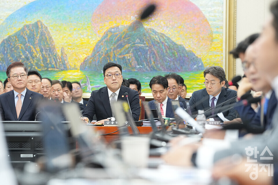 10일 서울 여의도 국회에서 정무위원회의  금융위원회, 한국산업은행, 중소기업은행에 대한 국정감사가 열리고 있다. 강석훈 한국산업은행 회장과 김병환 금융위원장이 의원 질의를 듣고 있다. /최대성 기자 dpdaesung@sporbiz.co.kr 2024.10.10.
