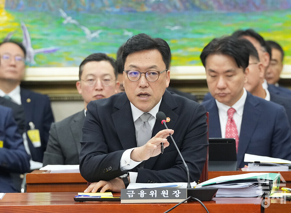 10일 서울 여의도 국회에서 정무위원회의  금융위원회, 한국산업은행, 중소기업은행에 대한 국정감사가 열리고 있다. 김병환 금융위원장이 의원들의 질의에 답변하고 있다. /최대성 기자 dpdaesung@sporbiz.co.kr 2024.10.10.