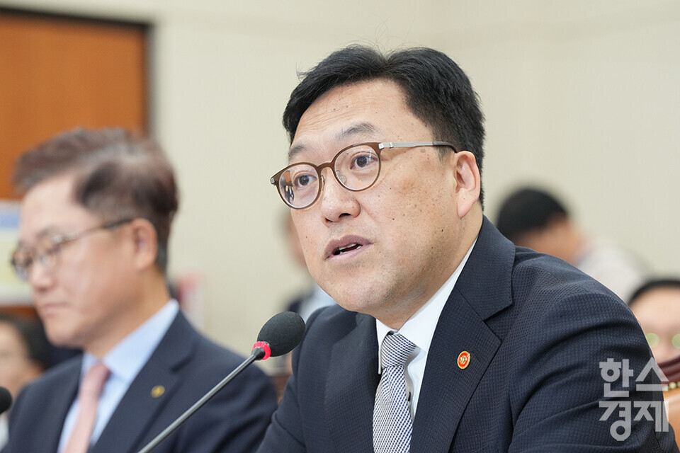 10일 서울 여의도 국회에서 정무위원회의  금융위원회, 한국산업은행, 중소기업은행에 대한 국정감사가 열리고 있다. 김병환 금융위원장이 의원들의 질의에 답변하고 있다. /최대성 기자 dpdaesung@sporbiz.co.kr 2024.10.10.