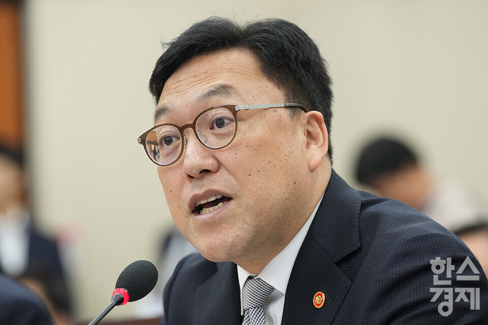 10일 서울 여의도 국회에서 정무위원회의  금융위원회, 한국산업은행, 중소기업은행에 대한 국정감사가 열리고 있다. 김병환 금융위원장이 의원들의 질의에 답변하고 있다. /최대성 기자 dpdaesung@sporbiz.co.kr 2024.10.10.