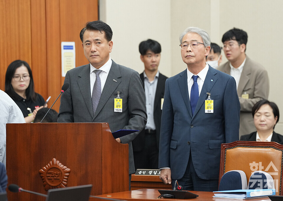 10일 서울 여의도 국회에서 정무위원회의  금융위원회, 한국산업은행, 중소기업은행에 대한 국정감사가 열리고 있다. 정길호 OK저축은행 대표이사, 임종룡 우리금융그룹 회장이 증인선서를 준비하고 있다. /최대성 기자 dpdaesung@sporbiz.co.kr 2024.10.10.