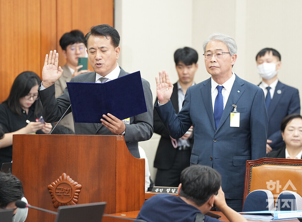 10일 서울 여의도 국회에서 정무위원회의  금융위원회, 한국산업은행, 중소기업은행에 대한 국정감사가 열리고 있다. 정길호 OK저축은행 대표이사, 임종룡 우리금융그룹 회장이 증인선서를 하고 있다. /최대성 기자 dpdaesung@sporbiz.co.kr 2024.10.10.