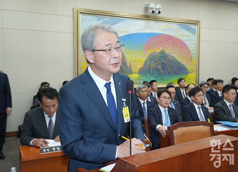 10일 서울 여의도 국회에서 정무위원회의  금융위원회, 한국산업은행, 중소기업은행에 대한 국정감사가 열리고 있다. 임종룡 우리금융그룹 회장이 의원들의 질의에 답변하고 있다. /최대성 기자 dpdaesung@sporbiz.co.kr 2024.10.10.