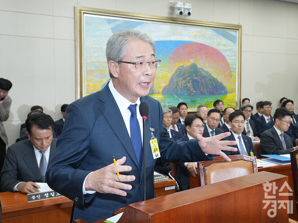 10일 서울 여의도 국회에서 정무위원회의  금융위원회, 한국산업은행, 중소기업은행에 대한 국정감사가 열리고 있다. 임종룡 우리금융그룹 회장이 의원들의 질의에 답변하고 있다. /최대성 기자 dpdaesung@sporbiz.co.kr 2024.10.10.