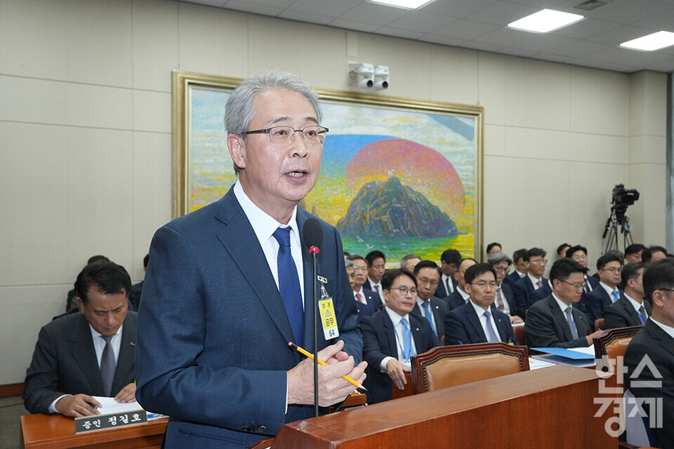 10일 서울 여의도 국회에서 정무위원회의  금융위원회, 한국산업은행, 중소기업은행에 대한 국정감사가 열리고 있다. 임종룡 우리금융그룹 회장이 의원들의 질의에 답변하고 있다. /최대성 기자 dpdaesung@sporbiz.co.kr 2024.10.10.