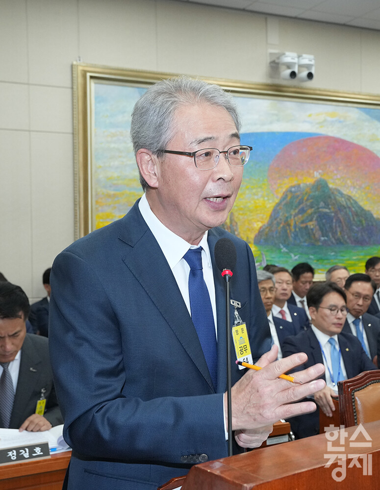 10일 서울 여의도 국회에서 정무위원회의  금융위원회, 한국산업은행, 중소기업은행에 대한 국정감사가 열리고 있다. 임종룡 우리금융그룹 회장이 의원들의 질의에 답변하고 있다. /최대성 기자 dpdaesung@sporbiz.co.kr 2024.10.10.