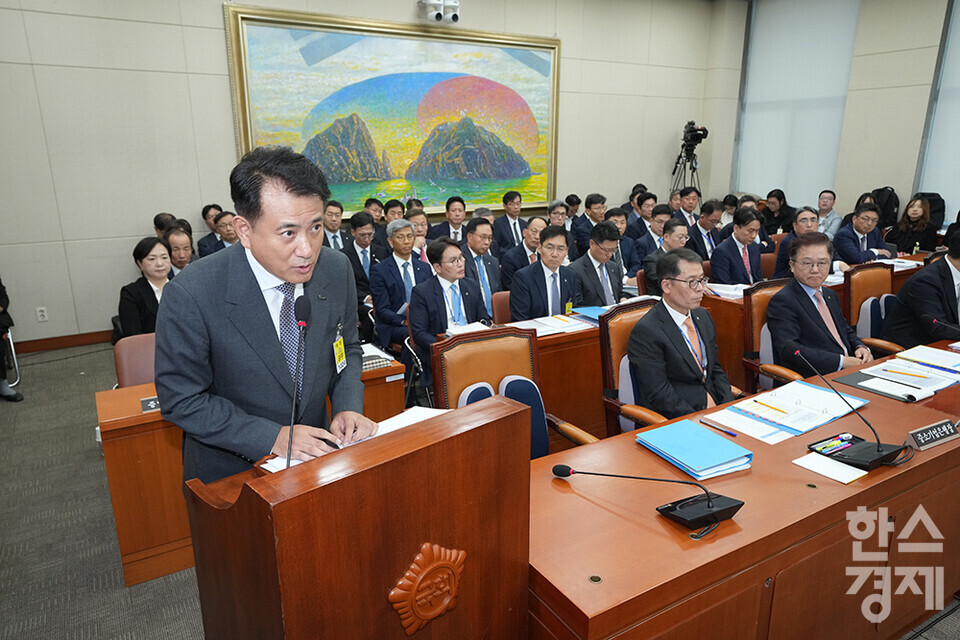 10일 서울 여의도 국회에서 정무위원회의  금융위원회, 한국산업은행, 중소기업은행에 대한 국정감사가 열리고 있다. 정길호 OK저축은행 대표이사가 의원들의 질의에 답변하고 있다. /최대성 기자 dpdaesung@sporbiz.co.kr 2024.10.10.