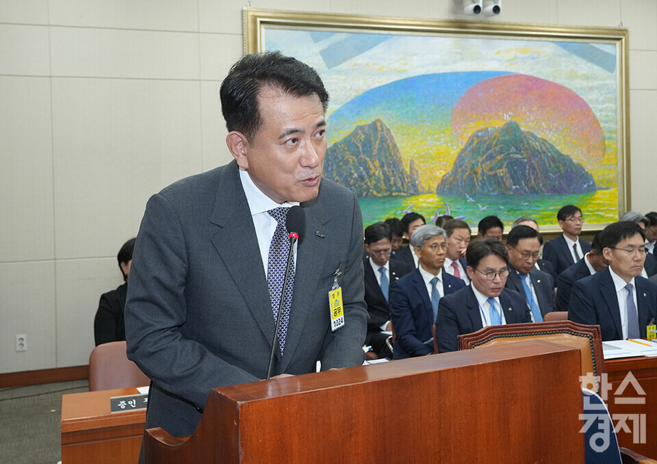 10일 서울 여의도 국회에서 정무위원회의  금융위원회, 한국산업은행, 중소기업은행에 대한 국정감사가 열리고 있다. 정길호 OK저축은행 대표이사가 의원들의 질의에 답변하고 있다. /최대성 기자 dpdaesung@sporbiz.co.kr 2024.10.10.