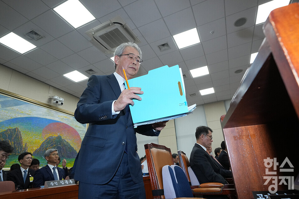 10일 서울 여의도 국회에서 정무위원회의  금융위원회, 한국산업은행, 중소기업은행에 대한 국정감사가 열리고 있다. 임종룡 우리금융그룹 회장이 증언대로 나오고 있다. /최대성 기자 dpdaesung@sporbiz.co.kr 2024.10.10.