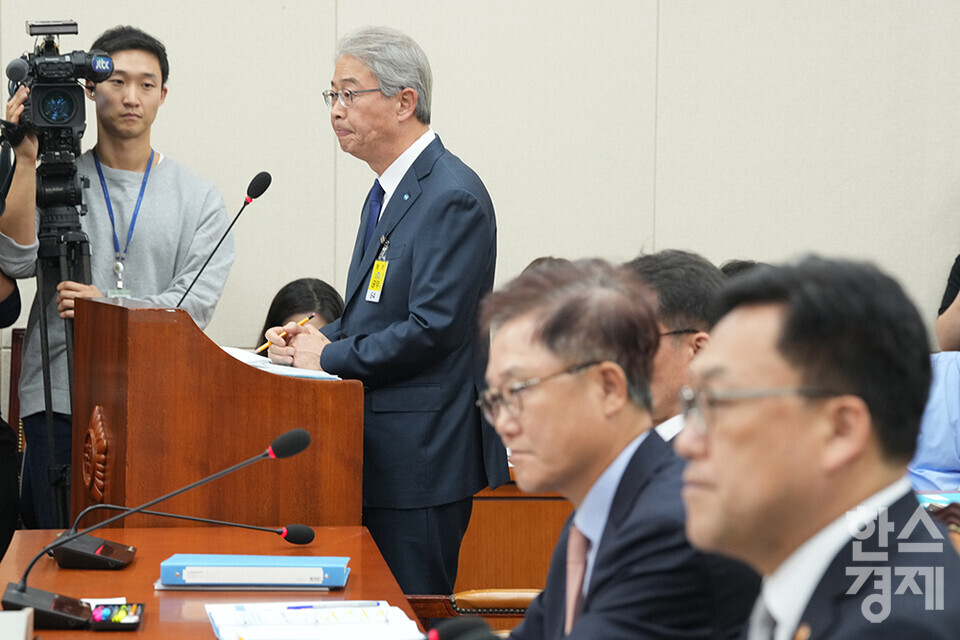 10일 서울 여의도 국회에서 정무위원회의  금융위원회, 한국산업은행, 중소기업은행에 대한 국정감사가 열리고 있다. 임종룡 우리금융그룹 회장이 의원들의 질의에 답변하고 있다. /최대성 기자 dpdaesung@sporbiz.co.kr 2024.10.10.