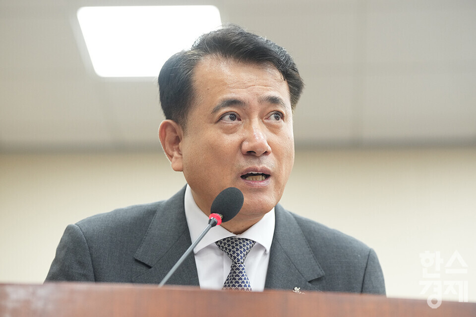 10일 서울 여의도 국회에서 정무위원회의  금융위원회, 한국산업은행, 중소기업은행에 대한 국정감사가 열리고 있다. 정길호 OK저축은행 대표이사가 의원들의 질의에 답변하고 있다. /최대성 기자 dpdaesung@sporbiz.co.kr 2024.10.10.