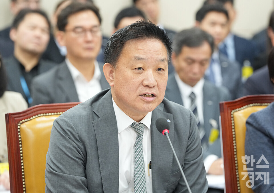 10일 서울 여의도 국회에서 과학기술정보방송통신위원회 국정감사가 열리고 있다. 황종성 한국지능정보사회진흥원 원장이 의원 질의에 답변하고 있다. /최대성 기자 dpdaesung@sporbiz.co.kr 2024.10.10.