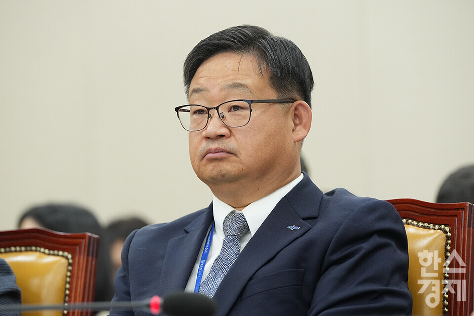 10일 서울 여의도 국회에서 과학기술정보방송통신위원회 국정감사가 열리고 있다. 허성욱 정보통신산업진흥원 원장이 의원 질의를 듣고 있다. /최대성 기자 dpdaesung@sporbiz.co.kr 2024.10.10. 