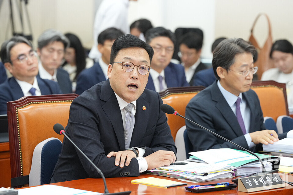 10일 서울 여의도 국회에서 정무위원회의  금융위원회, 한국산업은행, 중소기업은행에 대한 국정감사가 열리고 있다. 김병환 금융위원장이 의원들의 질의에 답변하고 있다. /최대성 기자 dpdaesung@sporbiz.co.kr 2024.10.10.