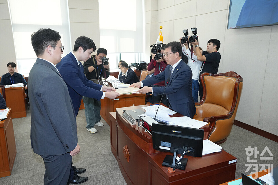 10일 서울 여의도 국회에서 행정안전위원회의 중앙선거관리위원회, 소방청 등 4개 기관에 대한 국정감사가 열리고 있다. 신정훈 위원장이 불출석한 명태균 씨와 김영선 전 국민의힘 의원에 대한 동행명령장을 경위에게 전달하고 있다. /최대성 기자 dpdaesung@sporbiz.co.kr 2024.10.10.