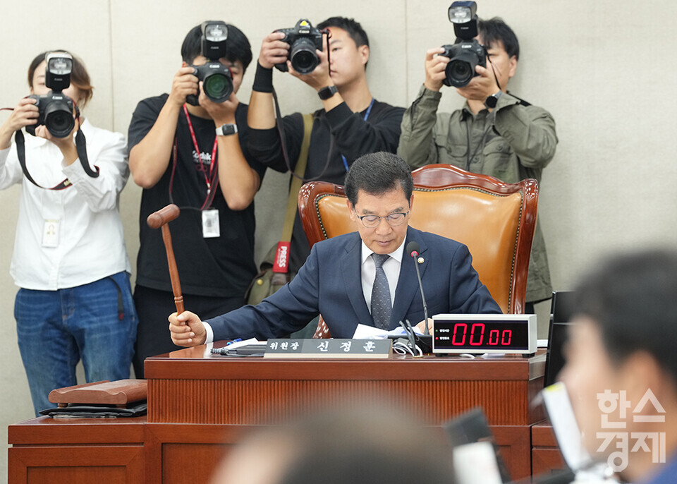10일 서울 여의도 국회에서 행정안전위원회의 중앙선거관리위원회, 소방청 등 4개 기관에 대한 국정감사가 열리고 있다. 신정훈 위원장이 의사봉을 두드리고 있다. /최대성 기자 dpdaesung@sporbiz.co.kr 2024.10.10.