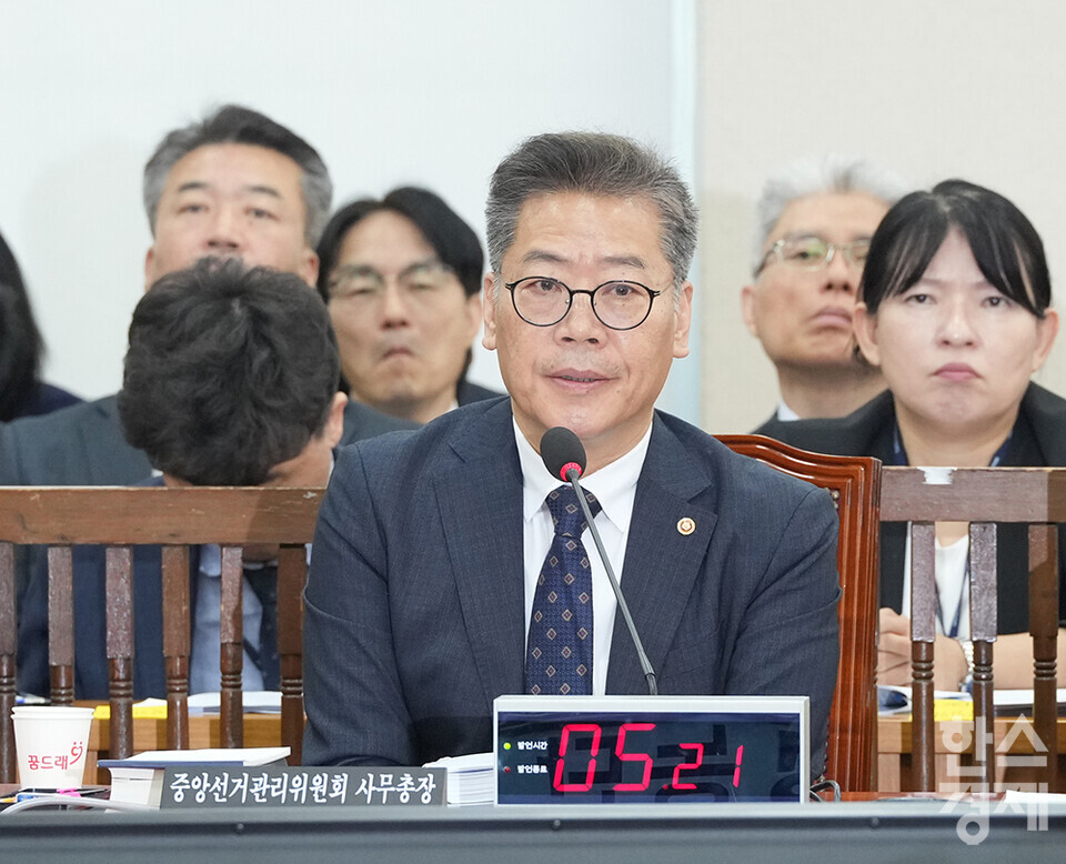 10일 서울 여의도 국회에서 행정안전위원회의 중앙선거관리위원회, 소방청 등 4개 기관에 대한 국정감사가 열리고 있다. 김용빈 중앙선거관리위원회 사무총장이 의원 질의에 답변하고 있다. /최대성 기자 dpdaesung@sporbiz.co.kr 2024.10.10.