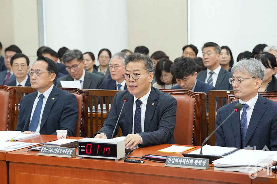 10일 서울 여의도 국회에서 행정안전위원회의 중앙선거관리위원회, 소방청 등 4개 기관에 대한 국정감사가 열리고 있다. 김용빈 중앙선거관리위원회 사무총장이 의원 질의에 답변하고 있다. /최대성 기자 dpdaesung@sporbiz.co.kr 2024.10.10.