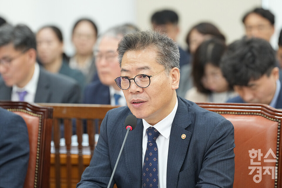 10일 서울 여의도 국회에서 행정안전위원회의 중앙선거관리위원회, 소방청 등 4개 기관에 대한 국정감사가 열리고 있다. 김용빈 중앙선거관리위원회 사무총장이 의원 질의에 답변하고 있다. /최대성 기자 dpdaesung@sporbiz.co.kr 2024.10.10.