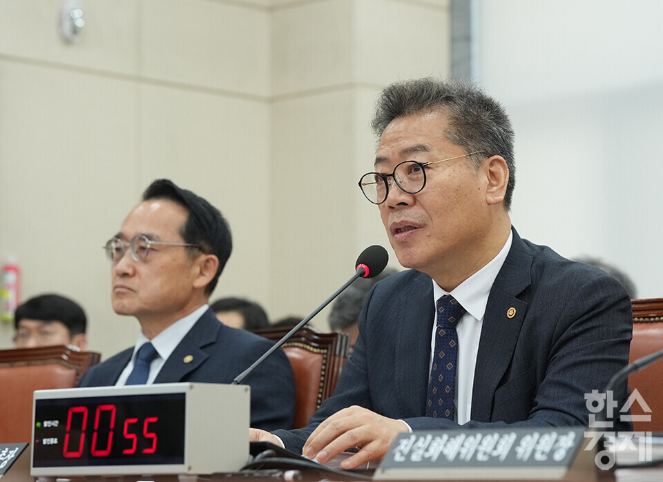 10일 서울 여의도 국회에서 행정안전위원회의 중앙선거관리위원회, 소방청 등 4개 기관에 대한 국정감사가 열리고 있다. 김용빈 중앙선거관리위원회 사무총장이 의원 질의에 답변하고 있다. /최대성 기자 dpdaesung@sporbiz.co.kr 2024.10.10.